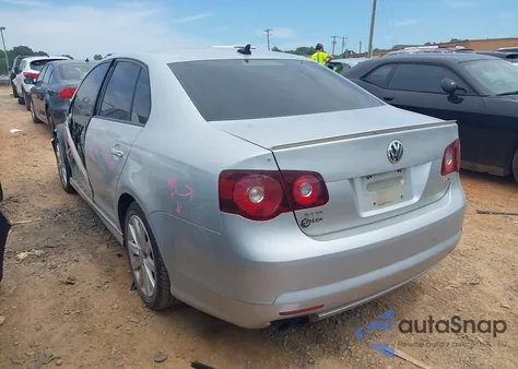 2010 Volkswagen Jetta Wolfsburg Edition z USA, uszkodzony, nr VIN 3VWRJ7AJ1AM024548